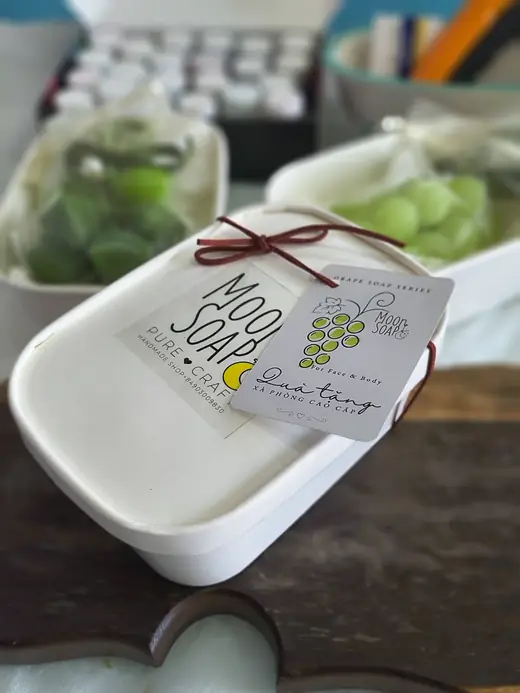 Hộp quà giấy trắng thắt dây đỏ, gắn thẻ quà tặng xà phòng Chùm Nho — Quà tặng xà phòng cao cấp