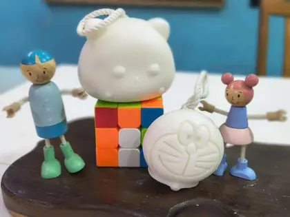 Xà phòng trắng hình mèo con đặt trên khối rubik